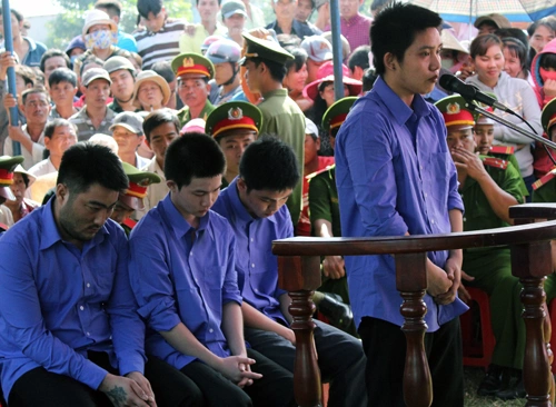 Phản ứng của thanh niên